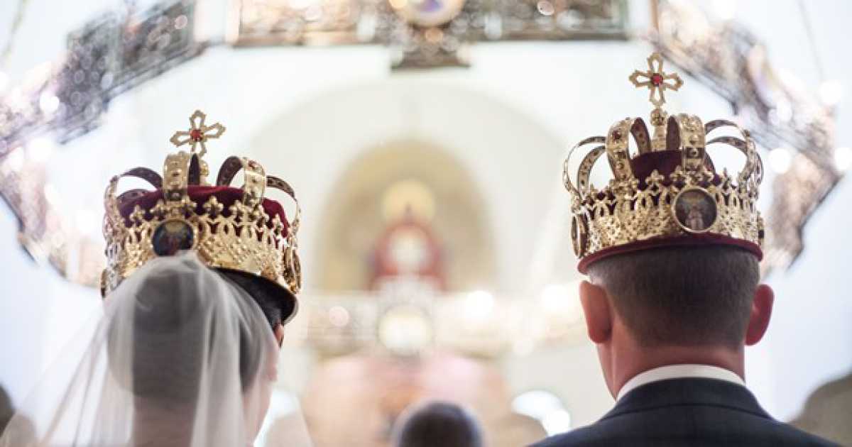 I russi che si sposano a Bari: �Corone, icone e donne che svengono�